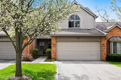 817 Woodridge Hills Dr, Brighton, MI 48116