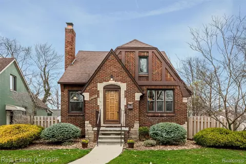 1488 Roslyn Rd, Grosse Pointe Woods, MI 48236