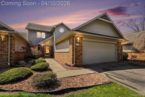 3376 Rivers Edge Dr, Wayne, MI 48184
