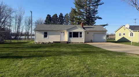 393 Almont Ave, Almont, MI 48003