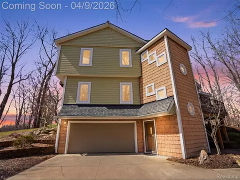 7845 Sleepy Hollow Dr, Northville, MI 48168