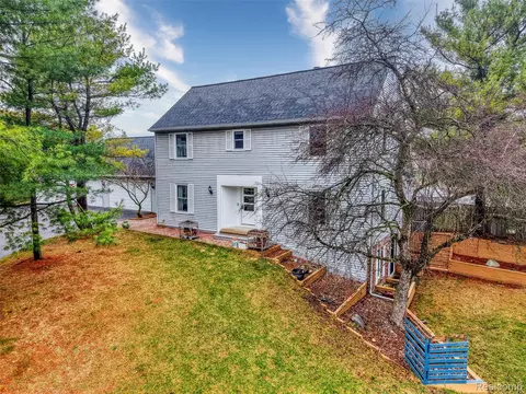 12921 Ann Lynn Dr, Green Oak, MI 48178