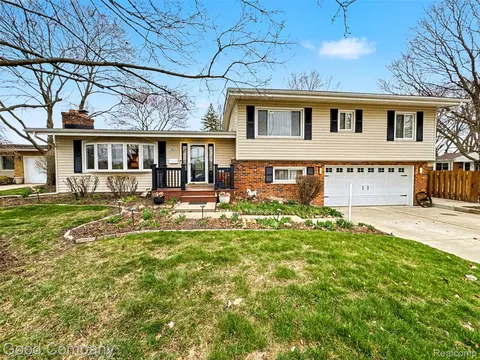 3010 Starr Rd, Royal Oak, MI 48073