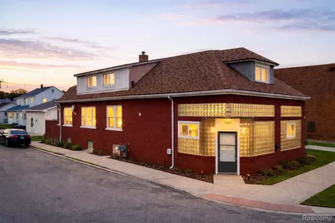 11603 Klinger St, Hamtramck, MI 48212