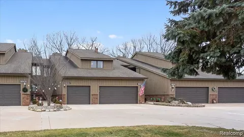 9901 Hawthorne Glen Dr, Grosse Ile, MI 48138