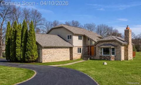 3105 Hickory Ridge Dr, Brandon, MI 48462