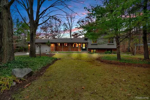 75 Ridgemont Rd, Oxford, MI 48370