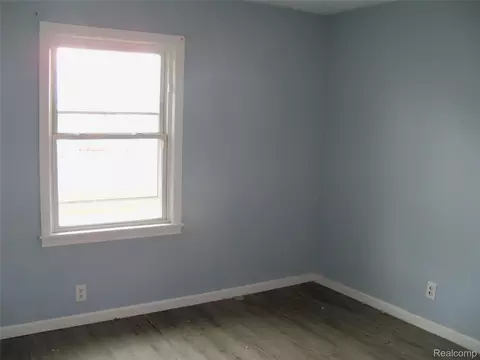 Bedroom - 413 E Hemphill Rd, Flint, MI 48507 photo 2 of 3
