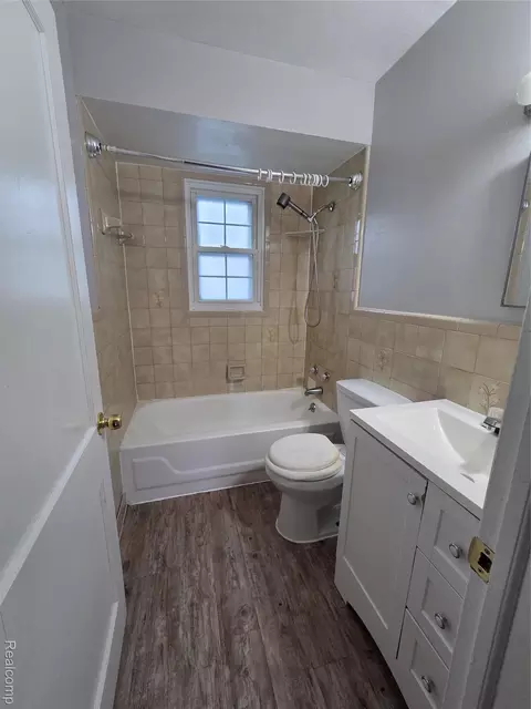 Bath - 5852 Beech Daly Rd, Taylor, MI 48180 photo 2 of 2