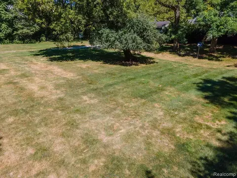 25690 W 14 Mile Rd, Bloomfield, MI 48301