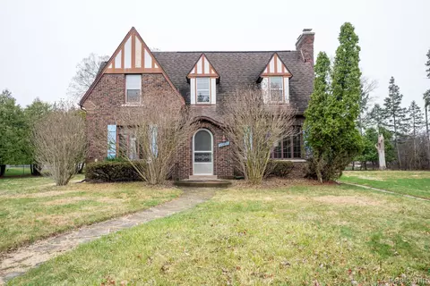 26470 Meadowood Ct S, Lathrup Village, MI 48076