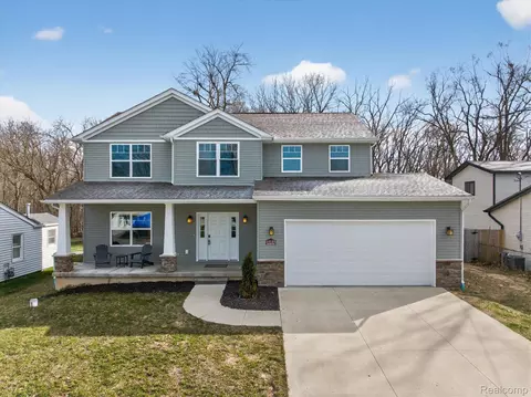 14131 Eastview Dr, Fenton, MI 48430