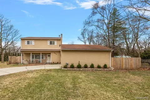 3570 Emmons Ave, Rochester Hills, MI 48307