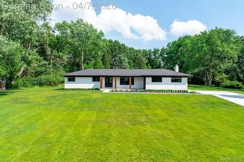 6284 Malvern Dr, Troy, MI 48098