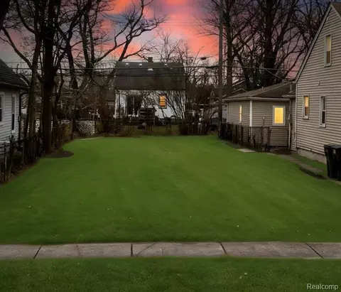 328 E Hayes Ave, Hazel Park, MI 48030