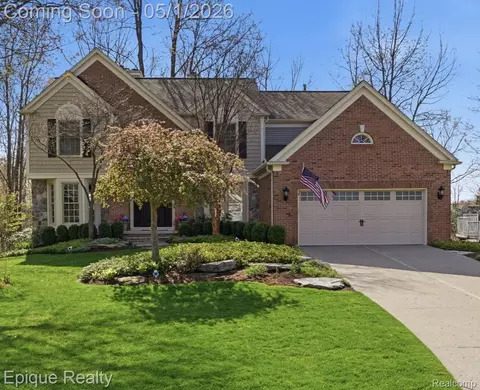 2568 Canoe Circle Dr, Orion, MI 48360