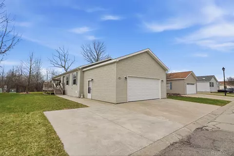 16208 Derby Cir, Holly, MI 48442