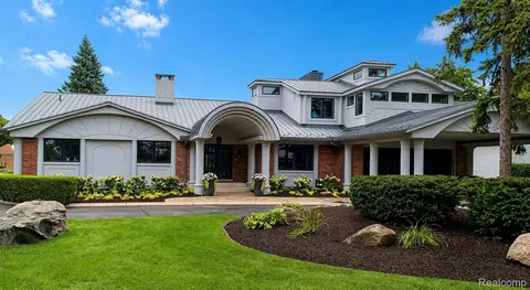 2440 Lake Angelus Ln, Lake Angelus, MI 48326