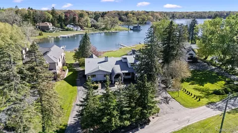 2440 Lake Angelus Ln, Lake Angelus, MI 48326