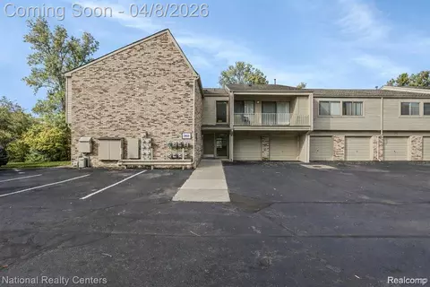 3865 Lone Pine Rd #201, West Bloomfield, MI 48323