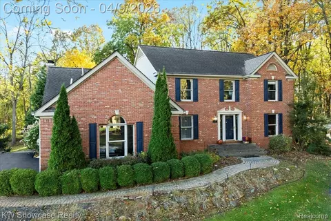 351 Heritage Dr, Milford, MI 48381