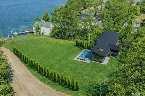 2294 Sonora Dr, Fenton, MI 48430