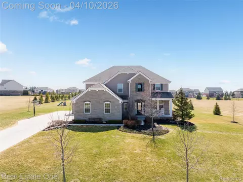 120 Crestview Dr, Oakland, MI 48306