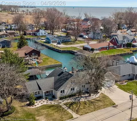 38008 Seaway Ct, Harrison, MI 48045