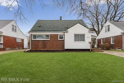 20675 Van Antwerp St, Harper Woods, MI 48225
