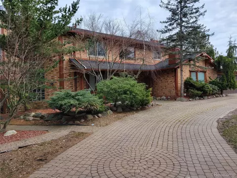 5549 Perrytown Dr, West Bloomfield, MI 48322