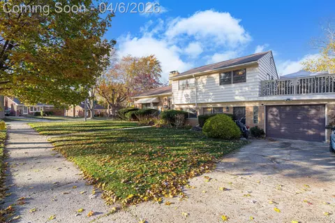392 Cambridge Dr, Mount Clemens, MI 48043