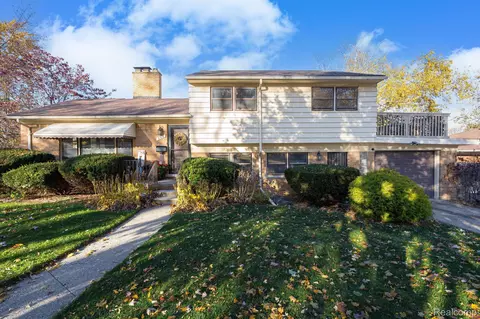 392 Cambridge Dr, Mount Clemens, MI 48043