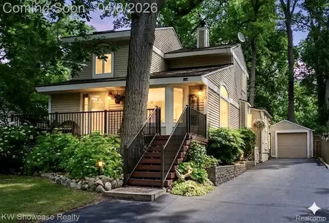 580 Elkinford Dr, White Lake, MI 48383