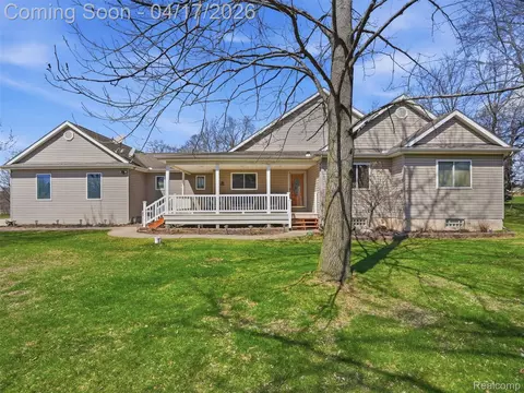 4695 Melanie Ln, White Lake, MI 48383