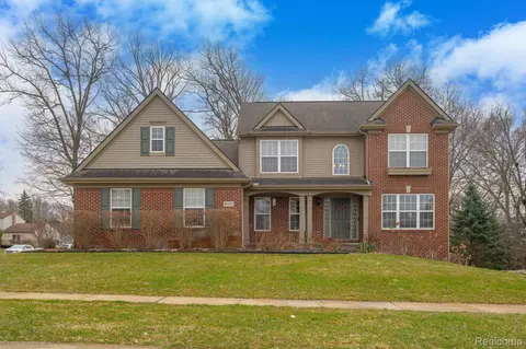 8925 El Dorado Dr, White Lake, MI 48386