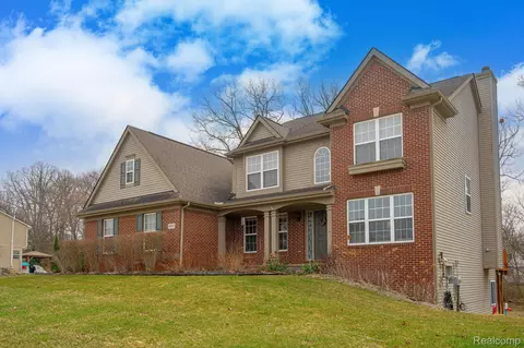 8925 El Dorado Dr, White Lake, MI 48386