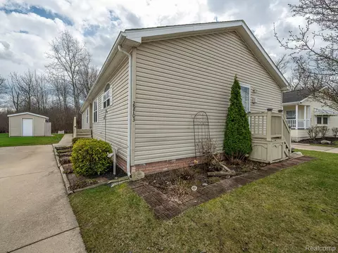 29703 Vinewood Ln, Gibraltar, MI 48173