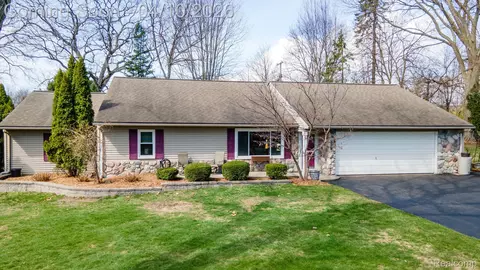 2941 Silverhill Dr, Waterford, MI 48329