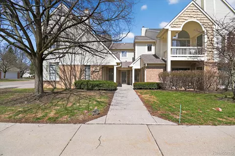 208 Oakbrooke Dr #4, South Lyon, MI 48178