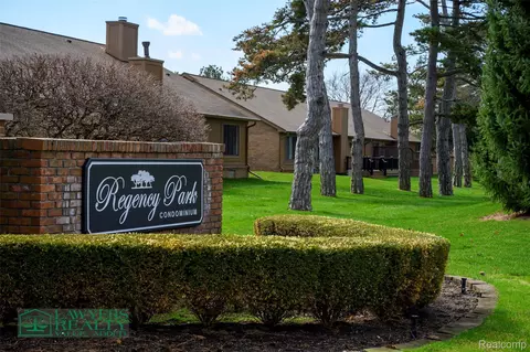 2122 London Bridge Dr, Rochester Hills, MI 48307