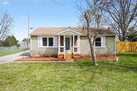 16485 Jennings Rd, Fenton, MI 48430