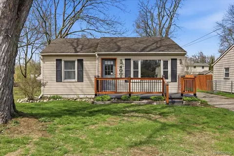 4008 Woodmere Dr, Waterford, MI 48329