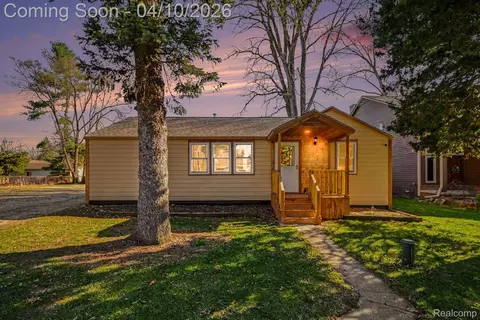 211 Cardinal St, Commerce, MI 48382