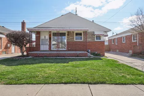 29720 Taylor St, Saint Clair Shores, MI 48082