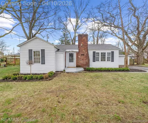 9083 Pittsfield St, Commerce, MI 48382