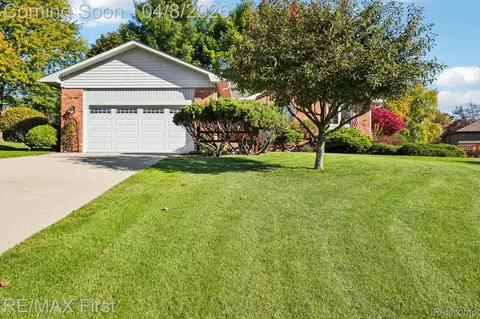 1200 Eagle Nest Dr, Rochester, MI 48306