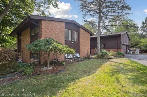 4665 W Maple Rd, Bloomfield Hills, MI 48301