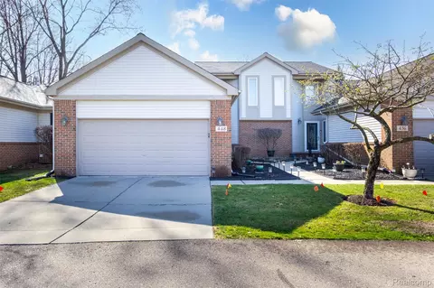 448 Ravencrest Ln #50, Westland, MI 48185