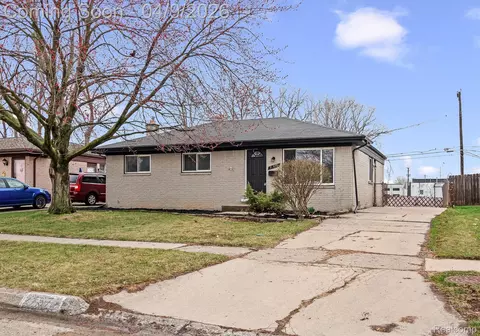 27577 Larry St, Roseville, MI 48066