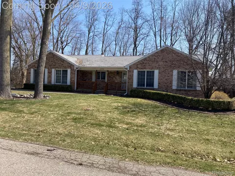 2375 Avondale St W, Sylvan Lake, MI 48320